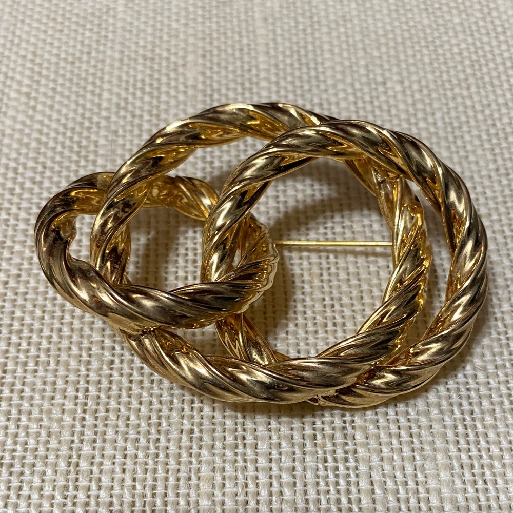Elegant vintage Gold-Tone Twisted circle Brooch